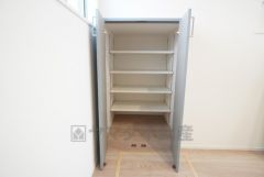 キッチン横にパントリー・収納が付いています＾＾ 食料品だけでなく、日用品などの保管にも便利です＾＾