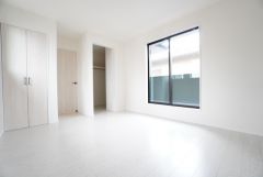 主寝室としてお使いいただけそうなこちらのお部屋は、日当たりが良く、爽やかな風を感じて起きる朝は、快適生活の始まりに。