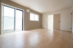 大きな掃き出し窓のあるリビングは、陽光あふれる明るい空間です。ゆったりと寛げる憩いの場となりそうです。