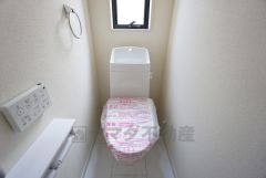 1階2階の2ヶ所にトイレがありますので、忙しい朝にも家族に気を使わず、ゆとりが生まれますね＾＾ 小窓付きで換気する時に便利です＾＾