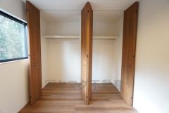 約4.5帖の洋室には大容量のクローゼット付き。