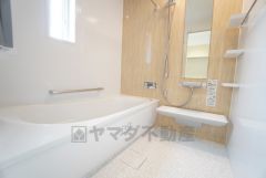 1日の疲れを癒すくつろぎのバスルーム。足を伸ばしてもゆったりと入れるサイズです。お子様と一緒にお風呂に入っても狭くないですね＾＾