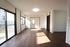 大きな掃き出し窓のあるリビングは、陽光あふれる明るい空間です。ゆったりと寛げる憩いの場となりそうです。