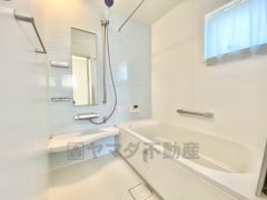 1日の疲れを癒すくつろぎのバスルーム。足を伸ばしてもゆったりと入れるサイズです。お子様と一緒にお風呂に入っても狭くないですね＾＾ 