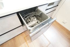 家事の時間が短縮できるフルオープンで開けやすい食器洗い乾燥機付。食事後に家族とのくつろぎタイムをしっかり取れます。