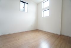 採光を確保した明るい室内は、風通しも良く、大変居心地の良い空間となっております。日当たりがよく、子供部屋としての利用もおすすめ。