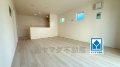 家族が集まる開放的なリビング。思い思いの時間を過ごしたり食事をしたり、素敵な団らんの場になりますね。