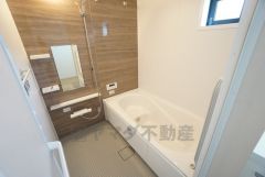 1日の疲れを癒すくつろぎのバスルーム。足を伸ばしてもゆったりと入れるサイズです。お子様と一緒にお風呂に入っても狭くないですね^^