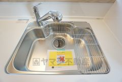 キッチンシンクは洗剤やスポンジを収納出来るラック付き。広さも確保しているので、大きなお鍋も洗いやすいですね。