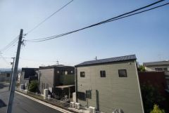 2階バルコニーからの眺望です。前面に遮るものがなく景色を一望できます。日当たり良好。お洗濯物が良く乾きます。