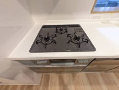 3種類の料理が同時に調理できる、3口ガスコンロ。忙しい夕食の支度時間が短縮できて効率よくお料理が楽しめます。