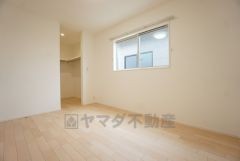 主寝室としてお使いいただけそうなこちらのお部屋は、日当たりが良く、爽やかな風を感じて起きる朝は、快適生活の始まりに。