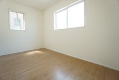 2面採光を確保した明るい室内は、風通しも良く、大変居心地の良い空間となっております。日当たりがよく、子供部屋としての利用もおすすめ。