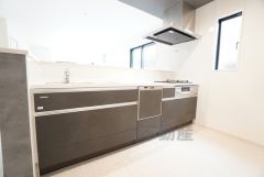 対面式カウンターキッチンでお子様の様子が見守れます＾＾