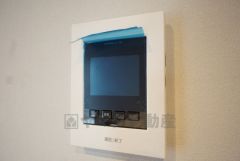 防犯はもちろん、セールスマン対策にもなるモニター付きインターホンです。 来訪者の顔が見えるので安心ですね＾＾