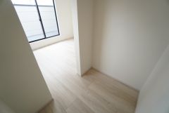 洋室にはウォークインクローゼットが設けられています。たっぷり収納できるので衣替えの心配もいりませんね＾＾