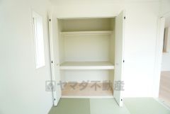 たっぷり収納できるクローゼット付きです。お荷物が多い方も安心です＾＾