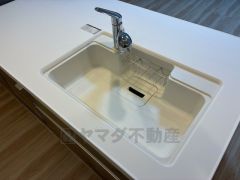 大きなお鍋も楽々洗える幅の広いシンクです＾＾ステンレスシンクなので簡単にお掃除できますよ。洗剤やスポンジもすっきりできる収納付き。