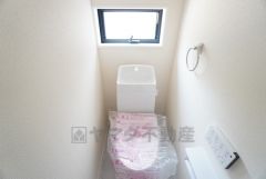 温水洗浄機付トイレです。節水機能もあるので、安心して使えますね。もちろん、1階2階の2ヶ所にトイレがあるので、忙しい朝にもゆとりができますね＾＾