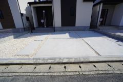 駐車スペースは並列3台分（軽含む）確保＾＾ マイカー用に、お客さま用に、余裕を持ってご利用いただけます。 