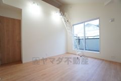 約7帖。ロフト付きの寝室は天井が高く、開放感あふれる空間＾＾まるで秘密基地のような特別感を楽しめます＾＾