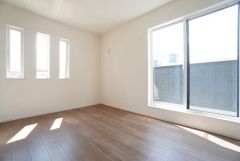 2面採光を確保した明るい室内は、風通しも良く、大変居心地の良い空間となっております。爽やかな風を感じて起きる朝は、快適生活の始まりに。