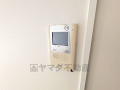 防犯はもちろん、セールスマン対策にもなるモニター付きインターホンです。 来訪者の顔が見えるので安心ですね＾＾