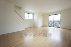 大きな掃き出し窓のあるリビングは、陽光あふれる明るい空間です。ゆったりと寛げる憩いの場となりそうです。