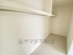寝室にはハンガーパイプ付きのウォークインクローゼットが設けられています。たっぷり収納できるので衣替えの心配もいりませんね＾＾