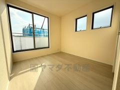 2面採光を確保した明るい室内は、風通しも良く、大変居心地の良い空間となっております。日当たりがよく、子供部屋としての利用もおすすめ。