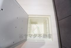 キッチンに床下収納があります。長期保存ができるもの、調理器具、防災グッズを入れておくのもいいですね。