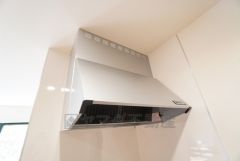 調理時の蒸気や匂いが換気扇に誘導され、効率的に排煙ができます＾＾