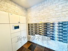 宅配ボックス付き。お仕事中や外出中などの不在時にも荷物が受け取れるのはとっても便利ですね＾＾セキュリティ面でも安心です＾＾ 