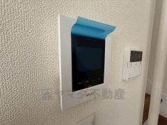 防犯はもちろん、セールスマン対策にもなるモニター付きインターホンです。 来訪者の顔が見えるので安心ですね＾＾