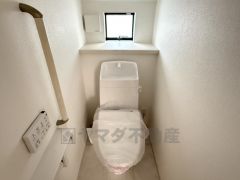 1階2階の2ヶ所にトイレがありますので、忙しい朝にも家族に気を使わず、ゆとりが生まれますね＾＾ 小窓付きで換気する時に便利です＾＾