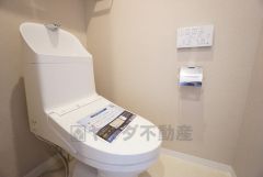 ウォシュレット、暖房便座、節電・節水機能など、使い勝手のよい高機能トイレです。 上部には収納棚が付いています＾＾ 