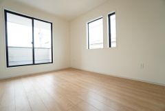 主寝室としてお使いいただけそうなこちらのお部屋は、日当たりが良く、爽やかな風を感じて起きる朝は、快適生活の始まりに。