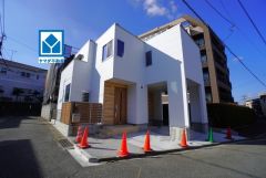 角地なので、開放感が得られます。 また、日差しが入りやすく、家の奥まで明るくなるのが嬉しいポイントです。