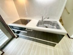 収納も、作業スペースも広々と設けられた使いやすいシステムキッチンです＾＾
