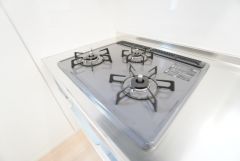 3種類の料理が同時に調理できる、3口ガスコンロ。忙しい夕食の支度時間が短縮できて効率よくお料理が楽しめます。