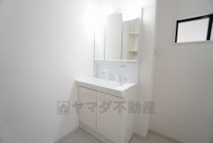 三面鏡裏収納付き洗面化粧台です＾＾ 歯磨きセットやスキンケア用品などの収納に便利ですね。