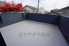 広々としたルーフバルコニー＾＾ お天気のいい日にはお布団もまとめて干せそうですね＾＾ 足元撥水加工済みです。