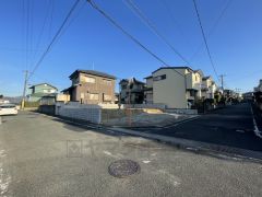 角地なので、開放感が得られます。 また、日差しが入りやすく、家の奥まで明るくなるのが嬉しいポイントです。 