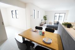 大きな掃き出し窓のあるリビングは、陽光あふれる明るい空間です。ゆったりと寛げる憩いの場となりそうです。