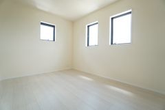 2面採光を確保した明るい室内は、風通しも良く、大変居心地の良い空間となっております。爽やかな風を感じて起きる朝は、快適生活の始まりに。