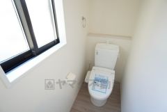 1階2階の2ヶ所にトイレがありますので、忙しい朝にも家族に気を使わず、ゆとりが生まれますね＾＾ 小窓付きで換気する時に便利です＾＾