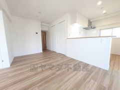 家族が集まる開放的なリビング。思い思いの時間を過ごしたり食事をしたり、素敵な団らんの場になりますね。 