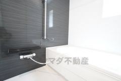 1日の疲れを癒すくつろぎのバスルーム。足を伸ばしてもゆったりと入れるサイズです。お子様と一緒にお風呂に入っても狭くないですね＾＾ 