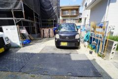 駐車スペースはゆとりある2台分を確保。マイカー用に、お客さま用に、余裕を持ってご利用いただけます＾＾ 