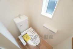 ウォシュレット、暖房便座、節電・節水機能など、使い勝手のよい高機能トイレです。 上部には収納棚が付いています＾＾小窓付きで換気する時に便利です＾＾